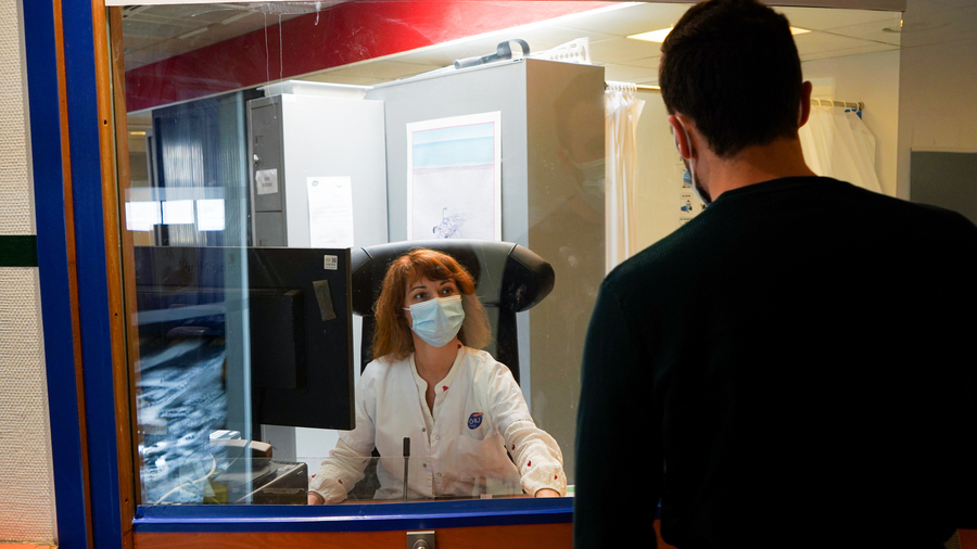 Un projet de décret prévoit la suppression de soins pour les personnes bénéficiant de l'AME. (Tremelet/Image point FR/BSIP)