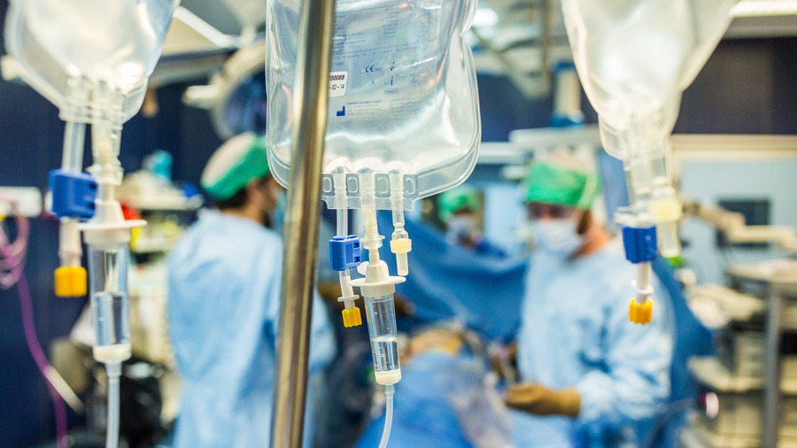 Le médecin anesthésiste réanimateur est accusé d'avoir injecté des produits dans les poches de soluté utilisées pendant les opérations afin de provoquer des arrêts cardiaques. (Burger/Phanie)