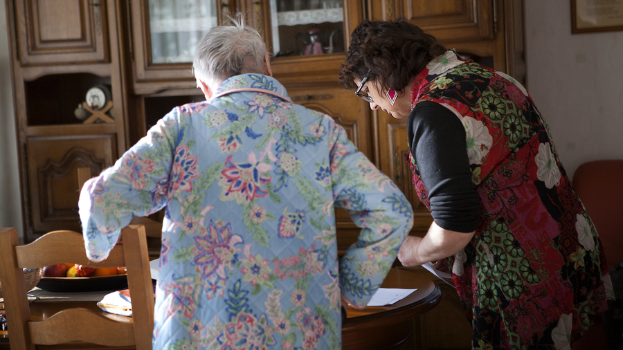 La stratégie nationale sur les maladies neurodégénératives prévoit de renforcer la prise en charge domiciliaire. (Amélie Benoist/Image point FR/BSIP)