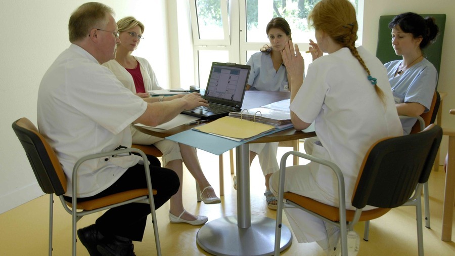 La place des infirmiers coordinateurs en Ehpad est désormais réglementairement reconnue. (AJ Photo/BSIP)
