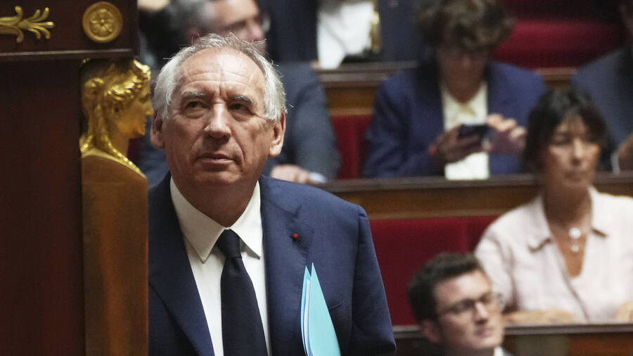 Le Premier ministre François Bayrou a sollicité un vote de confiance de l'Assemblée nationale sur le constat de l'état des finances publiques avant de discuter sur les mesures envisagées. (Christophe Ena/AP/Sipa)