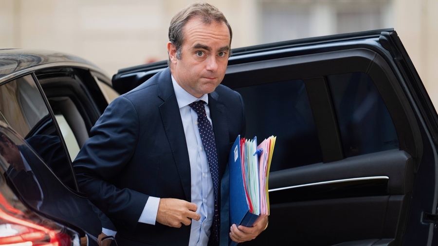 Sébastien Lecornu va d'abord consulter les forces politiques représentées au Parlement en vue d'adopter un budget pour 2026. C'est seulement "à la suite de ces discussions" qu'il nommera les membres de son Gouvernement. (Jeanne Accorsini/Sipa) - Droits réservés Sébastien Lecornu va d'abord consulter les forces politiques représentées au Parlement en vue d'adopter un budget pour 2026. C'est seulement "à la suite de ces discussions" qu'il nommera les membres de son Gouvernement. (Jeanne Accorsini/Sipa)