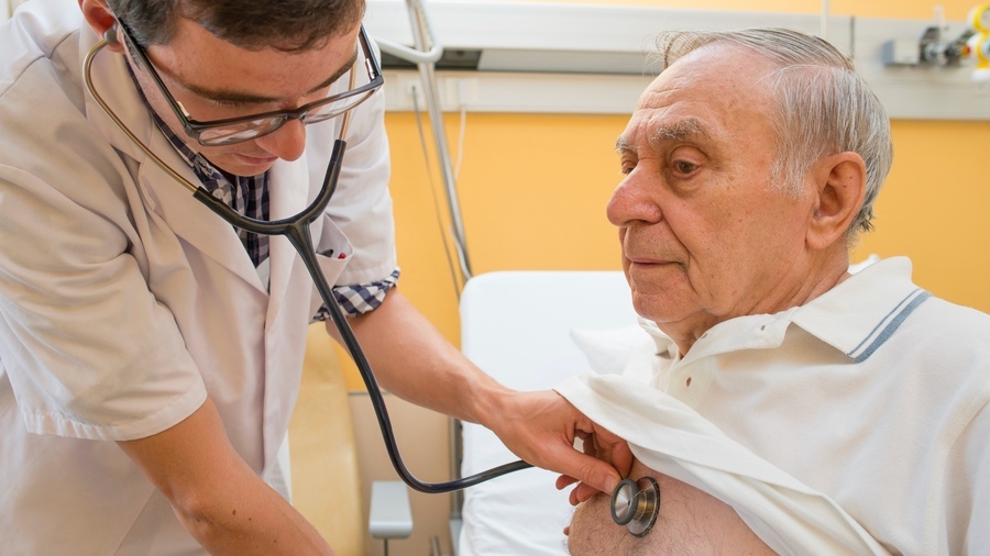 La nouvelle mouture rédactionnelle du décret de juin 2024 restreint son application aux contrats de mise à disposition des professionnels de santé, médicaux ou non, qui concluent pour la première fois après la date de son entrée en vigueur, un contrat d'intérim. (Astier/BSIP)