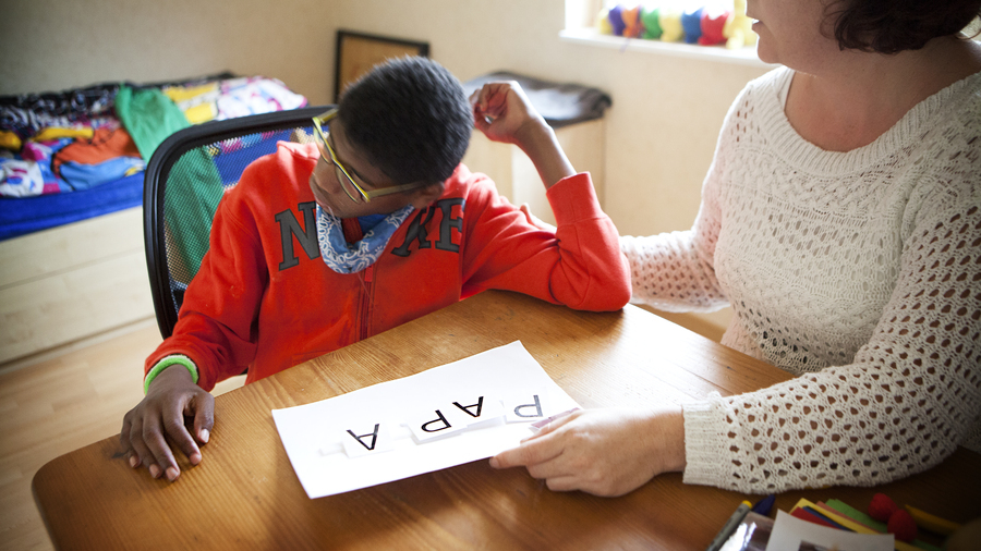 La guidance parentale permet aux parents de mieux comprendre les particularités de leur enfant et de contribuer aux rééducations. (Amélie Benoist/Image Point FR/BSIP)