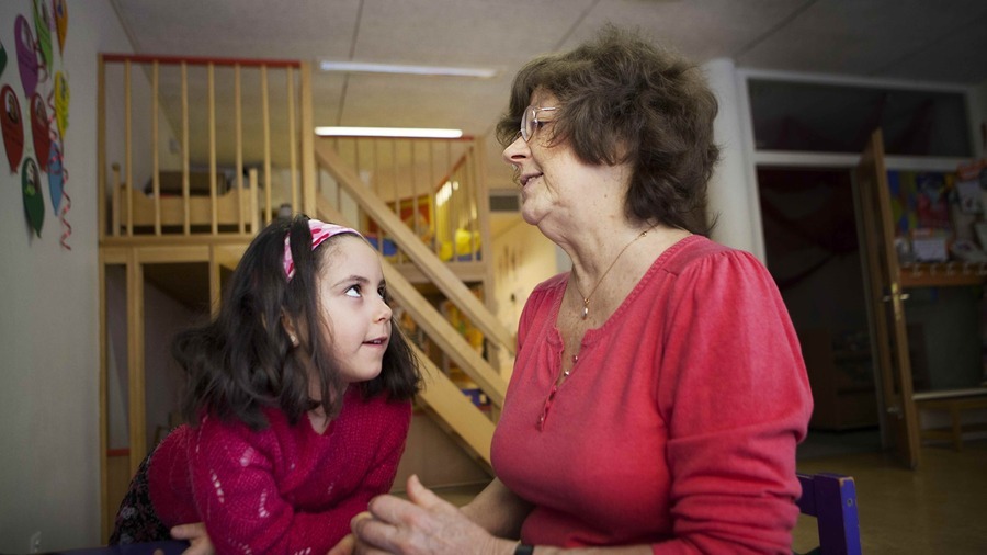 Les aînés recommandent aux villes de soutenir les actions intergénérationnelles. (Amélie-Benoist/Image Point FR/ BSIP)