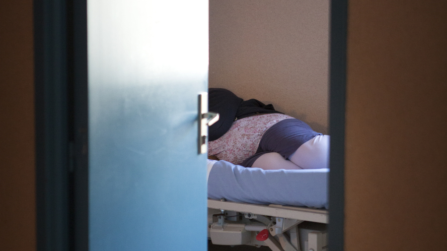 Le manque d'effectifs conduit à des restrictions injustifiées des libertés comme l'isolement et la contention, analyse Claire Hédon. (Amélie Benoist/Image Point FR/BSIP)