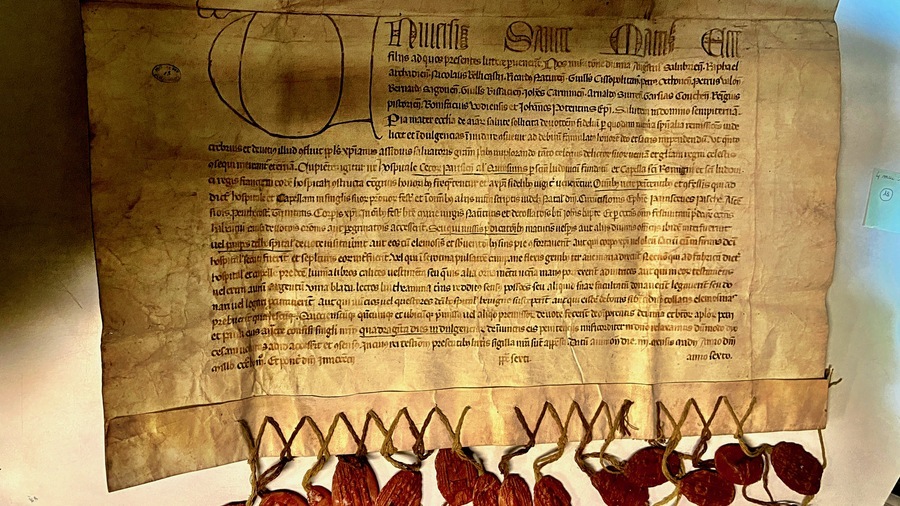 Lettre des quinze évêques datée de 1358 qui accorde des indulgences. (Thomas Quéguiner/Hospimedia)