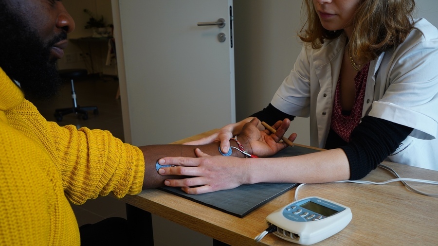 Les masseurs-kinésithérapeutes sont concernés par le report des revalorisations conventionnelles, décidé pour prévenir un dépassement de l'objectif national de dépenses d'assurance maladie en 2025. (Tremelet/Image point FR/BSIP)