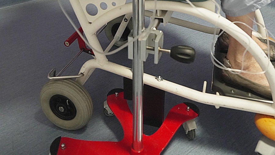 Le dispositif conçu par les brancardiers de Gustave-Roussy comprend une pince fixée sous le fauteuil roulant et qui dépasse légèrement du cadre, si bien que sa tête permet d'arrimer un pied à perfusion et de la stabiliser lors des trajets. (Gustave-Roussy) - Droits réservés Le dispositif conçu par les brancardiers de Gustave-Roussy comprend une pince fixée sous le fauteuil roulant et qui dépasse légèrement du cadre, si bien que sa tête permet d'arrimer un pied à perfusion et de la stabiliser lors des trajets. (Gustave-Roussy)