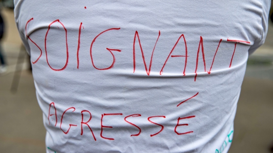 Si les atteintes aux personnes couvrent 88% des signalements, celles aux biens pourraient être sous-déclarées à l'ONVS. La raison ? Une certaine tendance à les juger moins traumatisantes et comme des dommages collatéraux dans un environnement sous tension. (Olivier Juszak/Sipa)