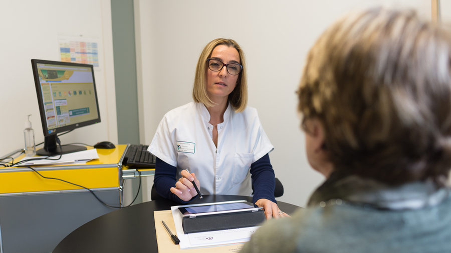 Les chercheurs sont invités à prendre le temps d'expliquer aux patients partenaires leur démarche afin de recueillir leur consentement à participer à leurs travaux. (A. Noor/Image Point FR/BSIP)