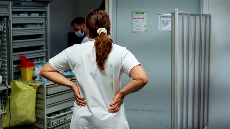 Violences sexuelles et sexistes, ratios soignants, égalité femmes-hommes, refondation de Mayotte, réforme de la haute fonction publique… Côté hospitalier, de nombreux dossiers RH sont actuellement en suspens et attendent un peu de stabilité politique pour avancer. (Tremelet/Image Point FR/BSIP)