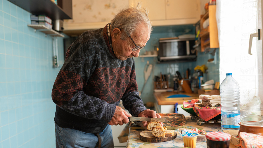 27% des personnes âgées à domicile se font livrer des repas par un service de portage à domicile entre une fois par semaine et tous les jours, d'après le baromètre de l'Institut nutrition. (Morcillo/BSIP)