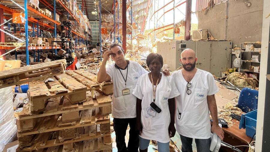 Plusieurs priorités ont occupé l'équipe de pharmacie à usage intérieur du CH de Mayotte peu après le passage du cyclone Chido. Les praticiens Makrem Ben Reguiga, chef de service, Fatoumata Haldin et Clément Desbouis se sont rendus dans les décombres de la plateforme logistique pour "sauver ce qui pouvait être sauvé". (Service pharmacie, centre hospitalier de Mayotte)