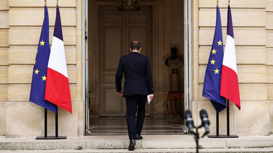 "On ne peut pas être Premier ministre lorsque les conditions ne sont pas remplies", s'est justifié Sébastien Lecornu, devant Matignon, après avoir présenté la démission de son gouvernement. (Stéphane Mahe/AP/Sipa)