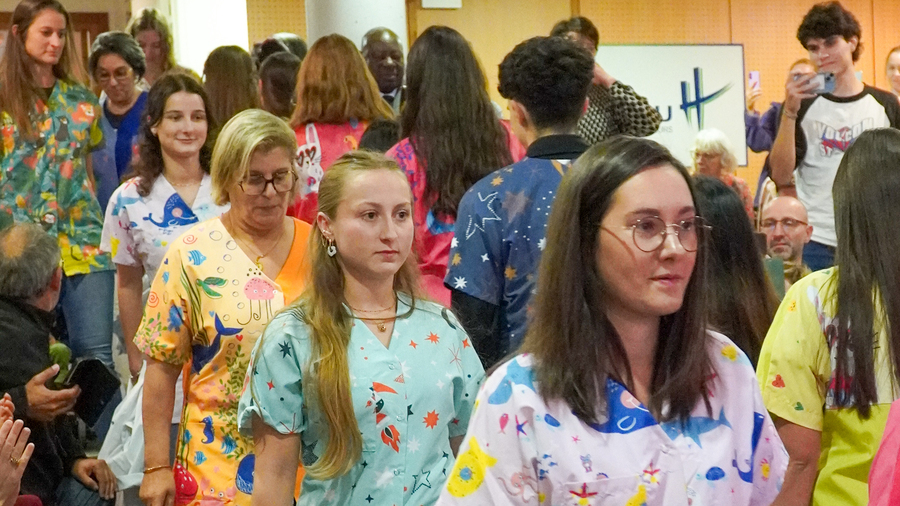 Le CHU et son fonds de dotation ont inauguré le 30 septembre le projet de déploiement des blouses colorées et à motifs, avec un défilé. Leur objectif est de faciliter les échanges et améliorer les relations avec les enfants et leurs familles. (CHU de Tours)