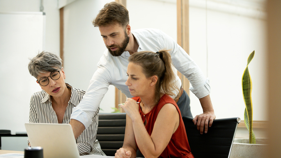 L'autonomie des aides à domicile leur permet de gérer leur temps de travail mais ces nouvelles compétences ne sont pas toujours rémunérées. (Altopress/Photoalto/BSIP)