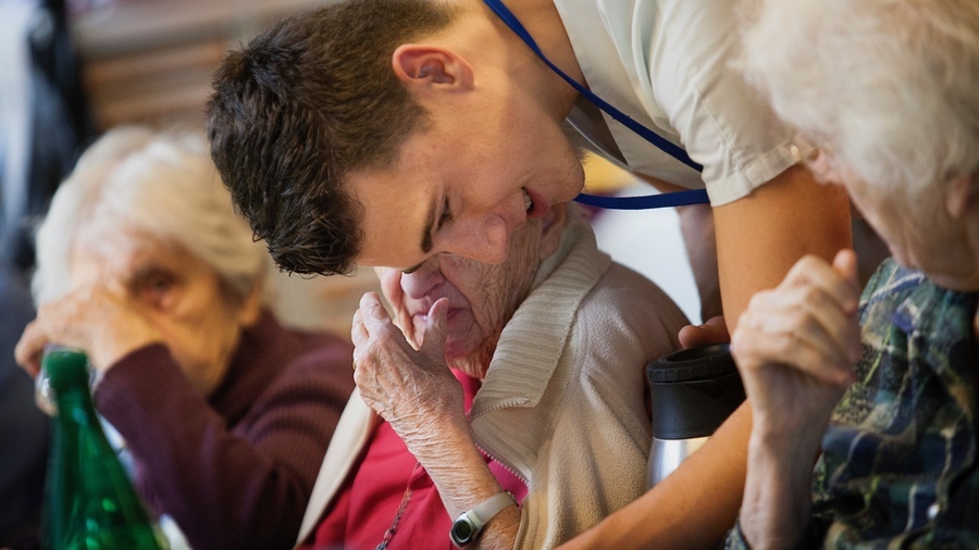 "Les 12 heures donnent un sens au travail." C'est l'un des éléments clé qui revient dans la bouche des soignants concernés par de tels plannings, avec en retour un effet bénéfique radical sur l'attractivité et la fidélisation. (Amélie Benoist/Image Point FR/BSIP)