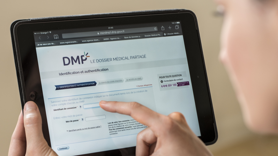 50% du financement versé dans le cadre du programme ESMS numérique est conditionné à l'atteinte de cibles d'usages concernant les services socles que sont l'INS, le DMP ou encore la messagerie sécurisée de santé. (Furgolle/Image Point FR/BSIP)