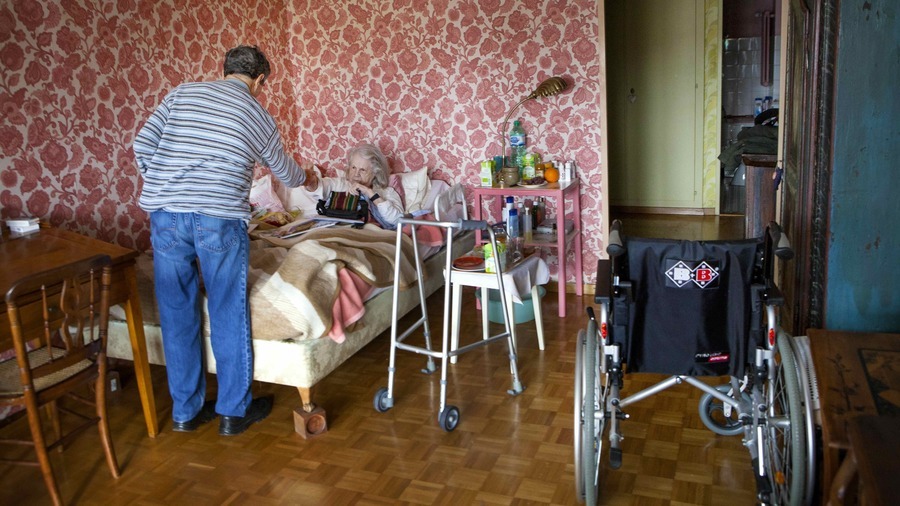 La dernière enquête flash de la Fnadepa révèle que plus de la moitié des établissements et services interrogés font face à un manque de personnel. (Amélie Benoist/Image Point FR/BSIP)