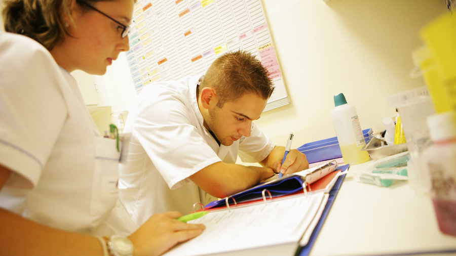 Le premier plan d'efficience du CHU de Brest implique l'amélioration du codage, la réduction de la durée moyenne de séjour dans certains services de médecine ou encore la "sobriété des usages". (T&L/Image Point FR/BSIP)