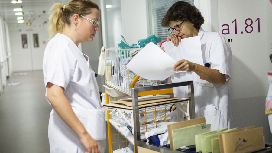 L'arrêt complet du système informatique du CH de Pontarlier a obligé les agents à se tourner vers le format papier pour assurer les prises en charge. (Amélie Benoist/Image Point FR/BSIP)
