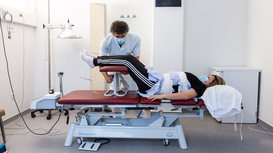 En l'absence d'accès rapide et fluide à une structure douleur chronique à l'hôpital, la kinésithérapie est régulièrement prescrite par les médecins généralistes, alors que l'approche par la psychologie pourrait encore être développée. (Burger/Phanie)