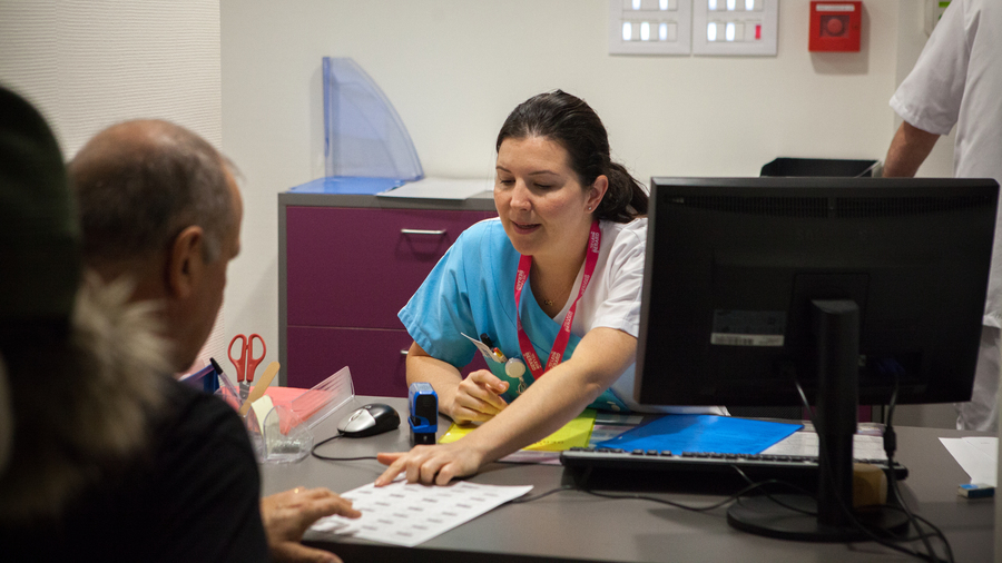 À distance de trois à six mois du dernier acte de traitement anticancéreux, radiothérapie ou chirurgie, une ou plusieurs consultations seront proposées au patient. (Jessica Bordeau/Image Point FR/BSIP)