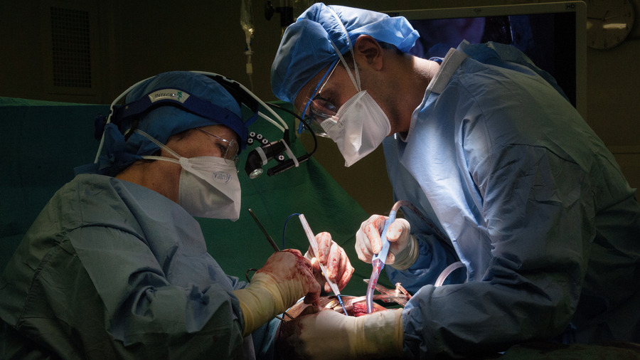 La mission préconise de conclure un accord avec quatre spécialités, à savoir la chirurgie, l'anesthésie, l'ophtalmologie et la radiologie, afin d'identifier les actes pour lesquels les dépassements d'honoraires seraient supprimés. (Pascal Bachelet/BSIP)