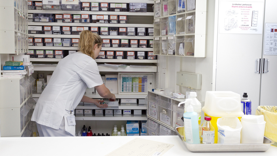 La PUI verte du GH Diaconesses-Croix-Saint-Simon a mis en place plusieurs actions dont plusieurs liées à la pertinence des prescriptions pour limiter l'usage des médicaments. (Astier/BSIP)