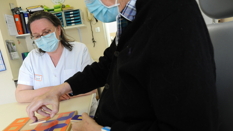 Grâce à un nouveau cahier des charges, les unités cognitives-comportementales seront davantage intégrées au sein des unités de soins médicaux et de réadaptation. (Pascal Bachelet/BSIP)