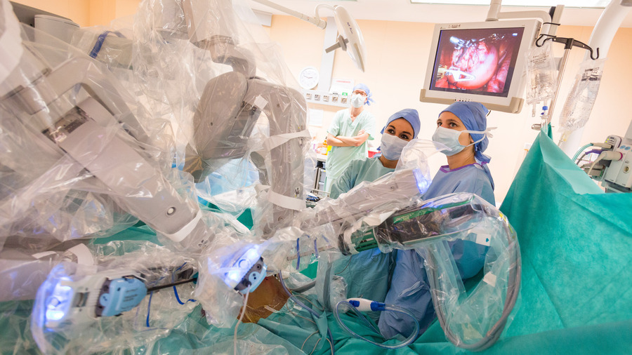 L'absence de valorisation de la chirurgie robotique entraîne la nécessité, pour les chirurgiens libéraux, de recourir aux dépassements d'honoraires afin de pratiquer leur activité programmée et de participer à la permanence des soins. (Burger/Phanie)