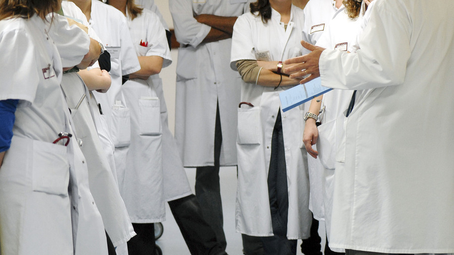 Les deux chercheurs ont travaillé sur les leviers d'engagement des hospitalo-universitaires et préparent un nouveau baromètre. (Jose Oto/BSIP)