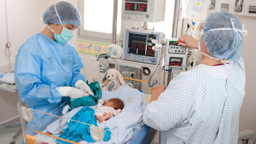 Les infirmiers puériculteurs attendent de longue date la refonte de leur formation et la reconnaissance de leurs compétences. (Burger/Phanie)