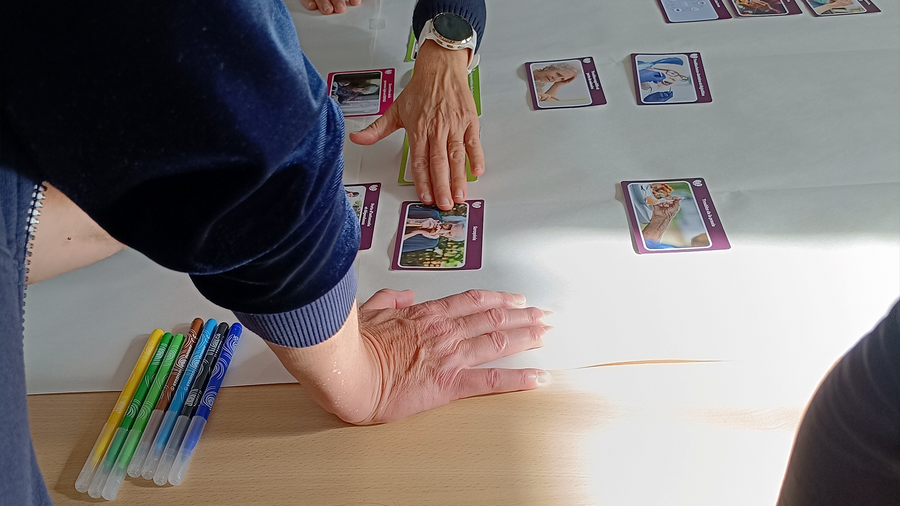 Les cartes de la fresque de la dénutrition se complètent une à une. (Lydie Watremetz/Hospimedia)