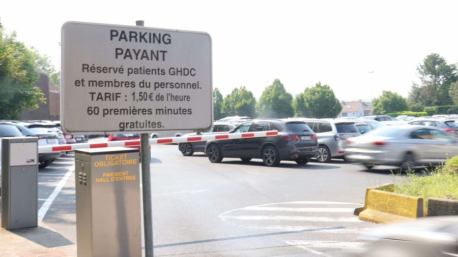 Le texte du RN obligeait chaque hôpital public à avoir un parking gratuit pour les patients, les visiteurs et le personnel. L'État devait compenser les dépenses liées à la construction, l'aménagement et l'exploitation de ce parc de stationnement. (Shutterstock/Sipa)