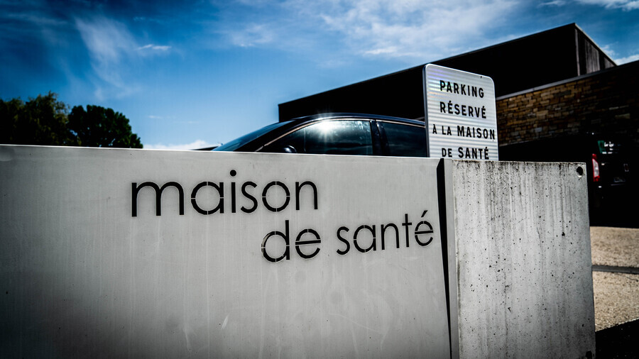 Les maisons et centres de santé qui le souhaitent pourront obtenir une labellisation France santé, assortie d'un financement de 50 000 € par structure. Il faudra remplir plusieurs critères, comme la présence "garantie" d'un médecin et d'un infirmier et l'absence de dépassements d'honoraires. (Garo/Phanie)