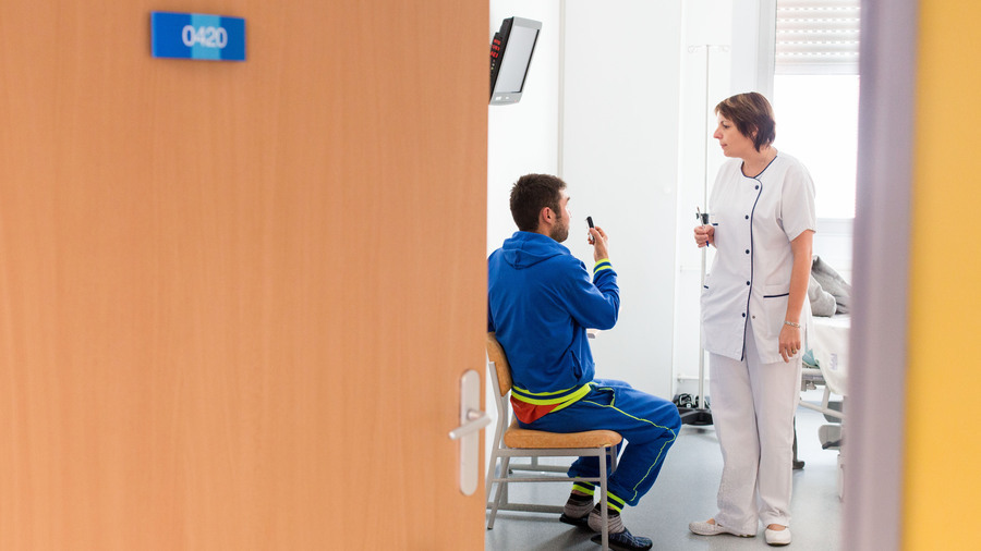 En Ehpad ou à l'hôpital, l'implantation d'un infirmier en pratique avancée passe par l'élaboration précise d'un projet d'équipe. (Burger/Phanie)