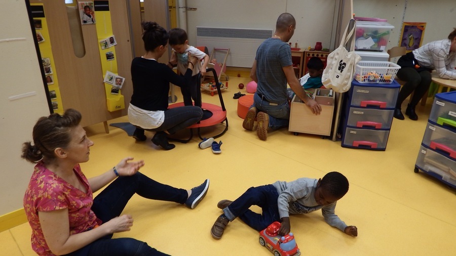 Selon les professionnels, l'inclusion  scolaire nécessite plus d'espace, de personnel et de coopérations. Certains dispositifs, comme les unités d'enseignement autisme, en ont tenu compte. (Emmanuelle Deleplac/Hospimedia)