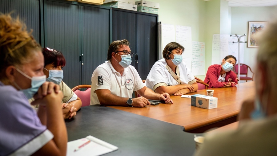 Entre pressions juridiques et exigences éthiques, les dirigeants hospitaliers cherchent tant bien que mal à préserver leur capacité d'initiative et continuer ainsi, au quotidien, à faire œuvre de courage managérial. (Morcillo/BSIP)