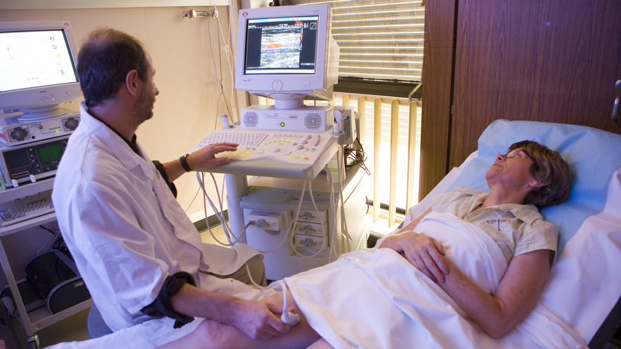 L'usage d'un échographe-doppler se répand en médecine mais les baisses tarifaires omettent la question de la formation aux pathologies spécifiques, plus poussée chez les médecins vasculaires. (Imane/Image point FR/BSIP)