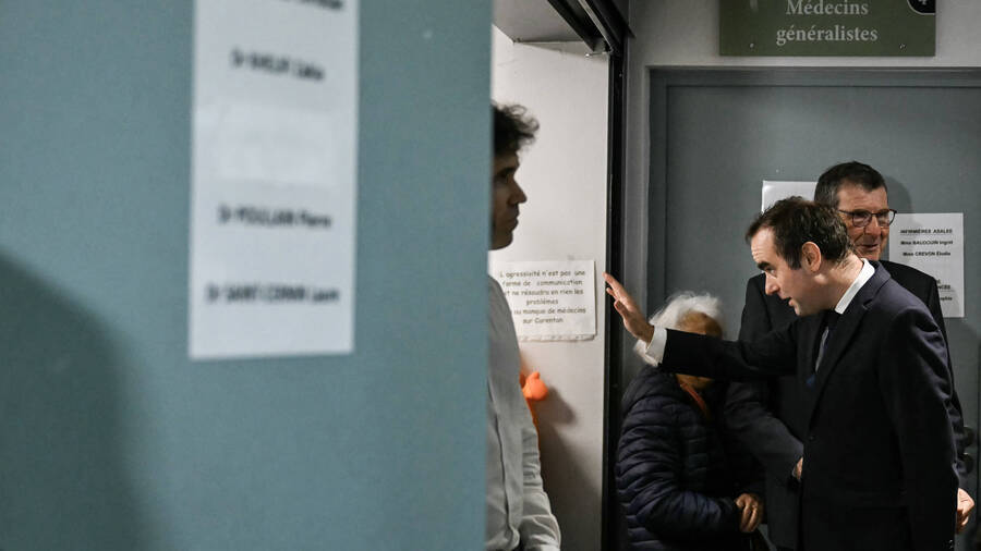 À l'issue d'une visite à l'hôpital de Carentan (Manche), le Premier ministre Sébastien Lecornu a donné le coup d'envoi à un financement spécifique pour le réseau France santé et envisagé une hausse du budget 2026 des établissements de santé. Deux sujets qui ont été intégrés par un amendement au projet de loi de financement de la sécurité sociale, publié le 12 novembre. (Lou Benoist/Pool/Sipa)