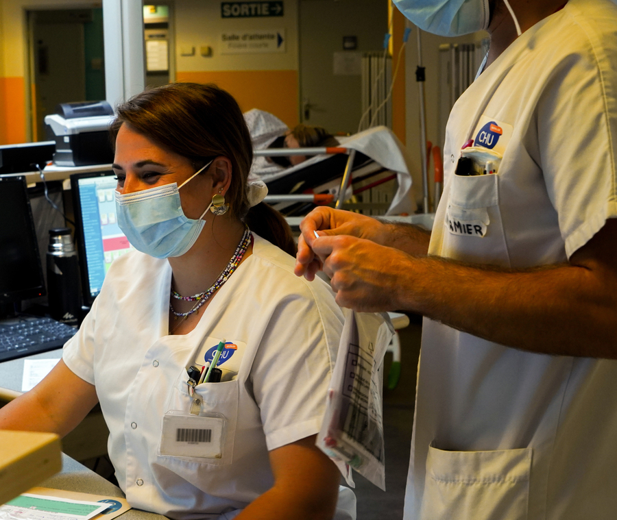 Une instruction permet aux directeurs d'établissements de santé et médico-sociaux de rendre obligatoire le port du masque. Elle entend ainsi réduire les transmissions d'infections respiratoires aiguës. (Tremelet/Image Point FR/BSIP)
