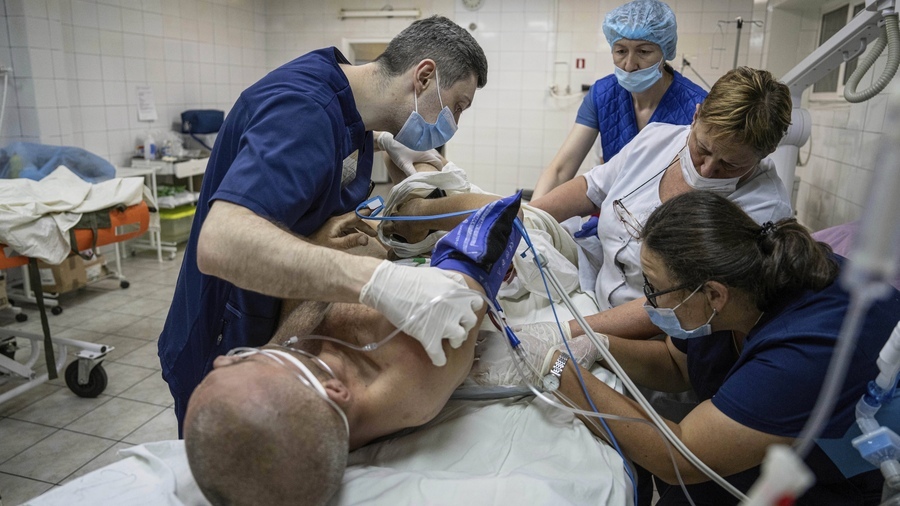 À l'instar de l'hôpital Mechnikov à Dnipro, principal établissement sur la chaîne d'évacuation des blessés de guerre, qui bénéficie d'un appuie du CHU de Toulouse, une vingtaine d'hôpitaux français prêtent main-forte en Ukraine. (Evgeniy Maloletka/AP/Sipa)