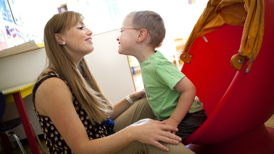 Pour l'autisme, les méthodes comportementales, comme ici l'ABA pour applied behavior analysis, sont recommandées par la HAS. (Amélie Benoist/Image Point FR/BSIP)
