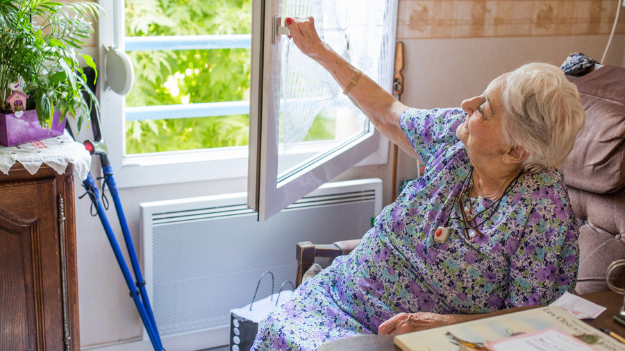 Si l'habitat joue un rôle essentiel pour la santé et contre l'isolement des personnes âgées, son offre reste fragmentée et inégale à travers les territoires. (Burger/Phanie)