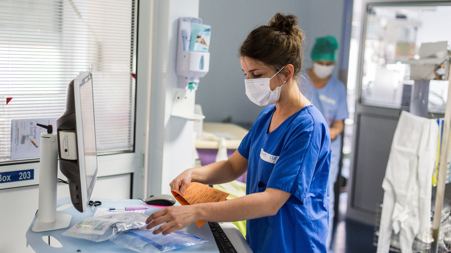 Les syndicats attendent des signaux plus précis sur l'ouverture d'une discussion de revalorisationfinancière de la profession infirmière. (Burger/Phanie)