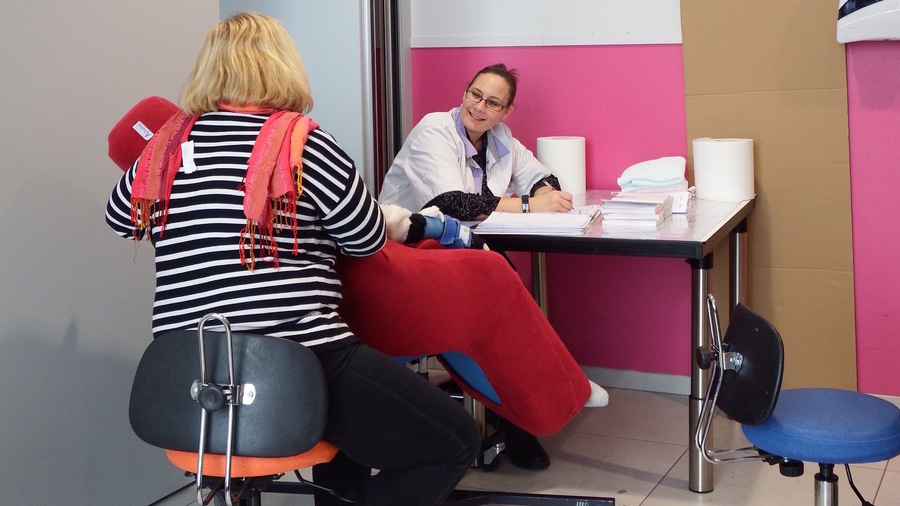 Une consultation commune entre le service pédiatrique et le service adulte ainsi que l'accompagnement de la famille sont des atouts pour une transition réussie. (Emmanuelle Deleplace/Hospimedia)