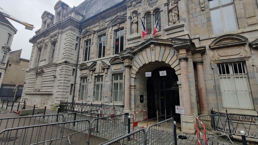 La mort de Laurence Nicod, qui survient dans un contexte de tension entre les anesthésistes Frédéric Péchier et Sylvain Serri, laisse planer le doute sur la victime ciblée par l'empoisonneur. (Perrine Debacker/Hospimedia)