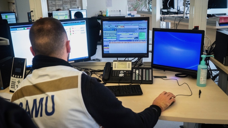 La migration des Samu vers la voix sur Internet protocol (VoIP) s'impose car Orange business stoppera d'ici 2030 le réseau téléphonique commuté et son support physique qu'est le réseau physique en cuivre. (Jessica Bordeau/Image Point FR/BSIP)